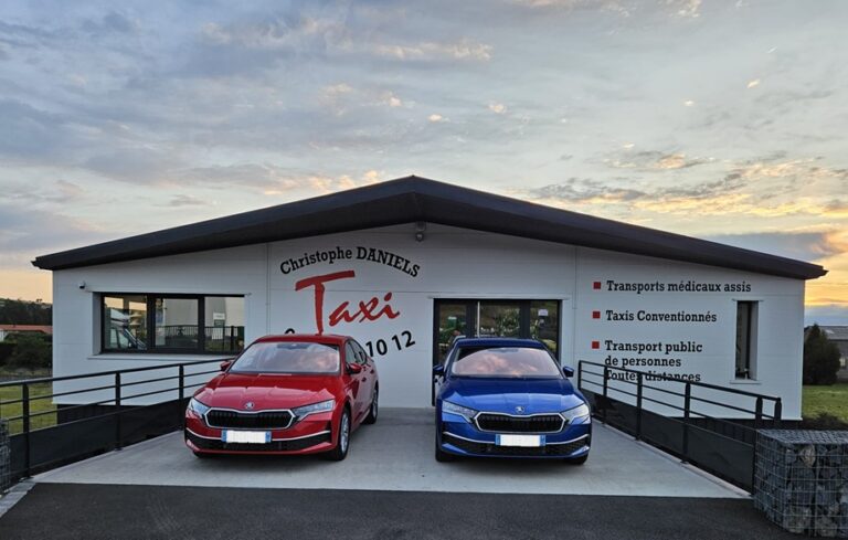 Façade du local Taxi Daniels à Solignac-sur-Loire avec deux véhicules pour transports médicaux assis conventionnés